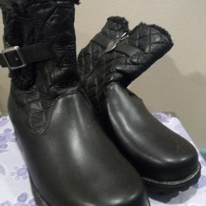 106) Trotters womens black winter boots size 9M